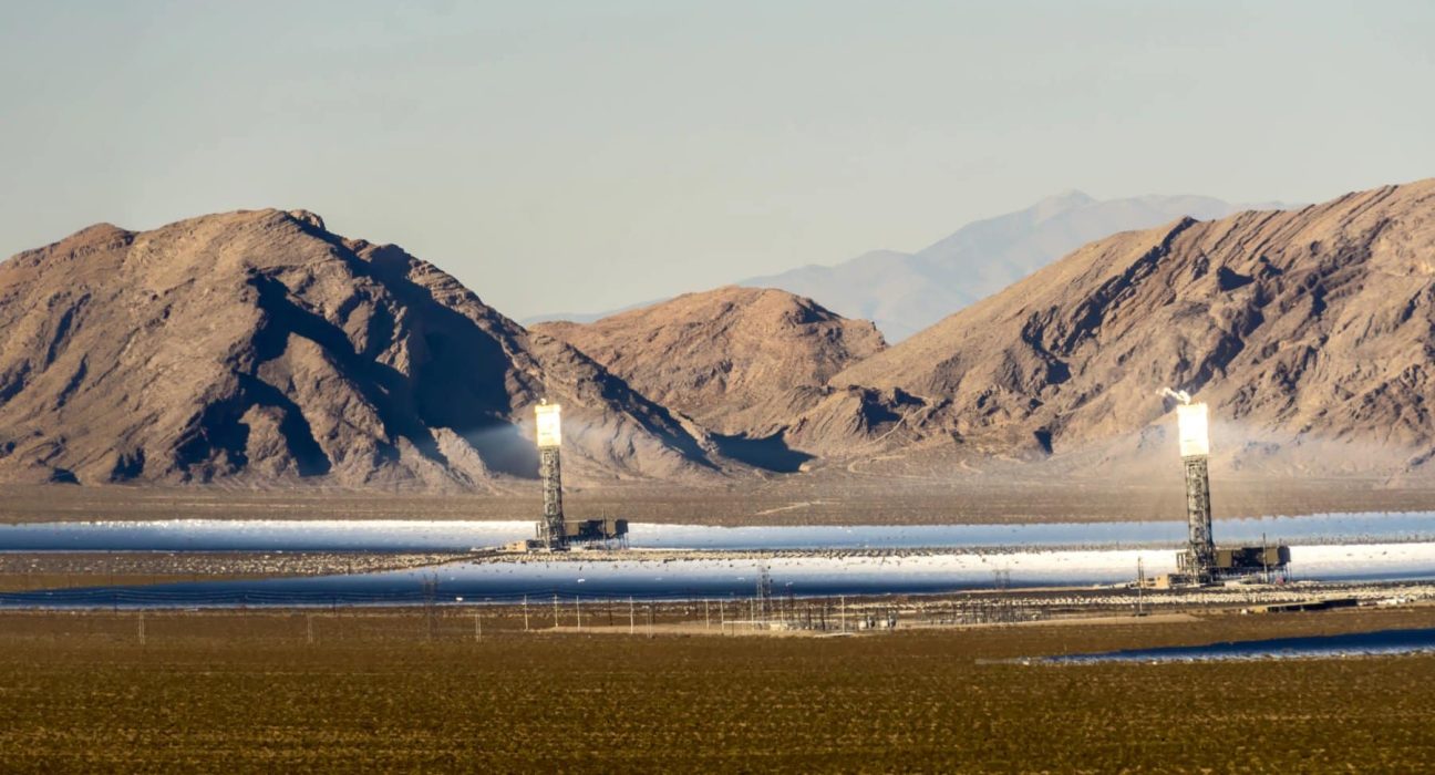 173 500 héliostats remplacent les panneaux solaires : un trésor américain de 2 milliards s’ensable dans le désert