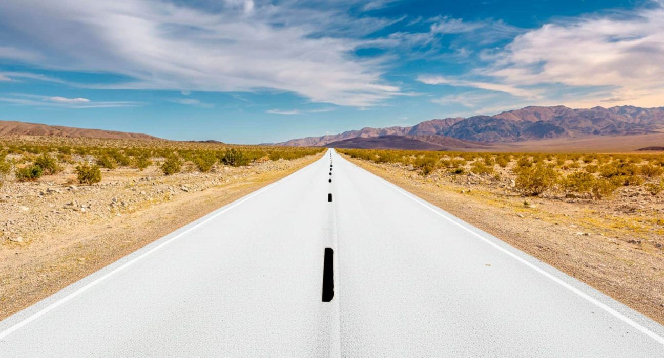 Adieu bitume noir : les routes blanches débarquent aux États-Unis, avec des effets saisissants.