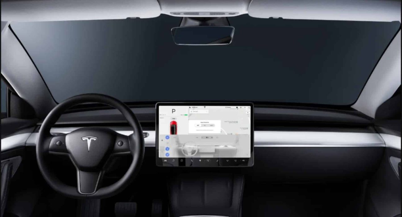 Après une décennie de refus, Tesla s’apprête à adopter une fonctionnalité majeure qui transformera le tableau de bord de toute sa gamme.