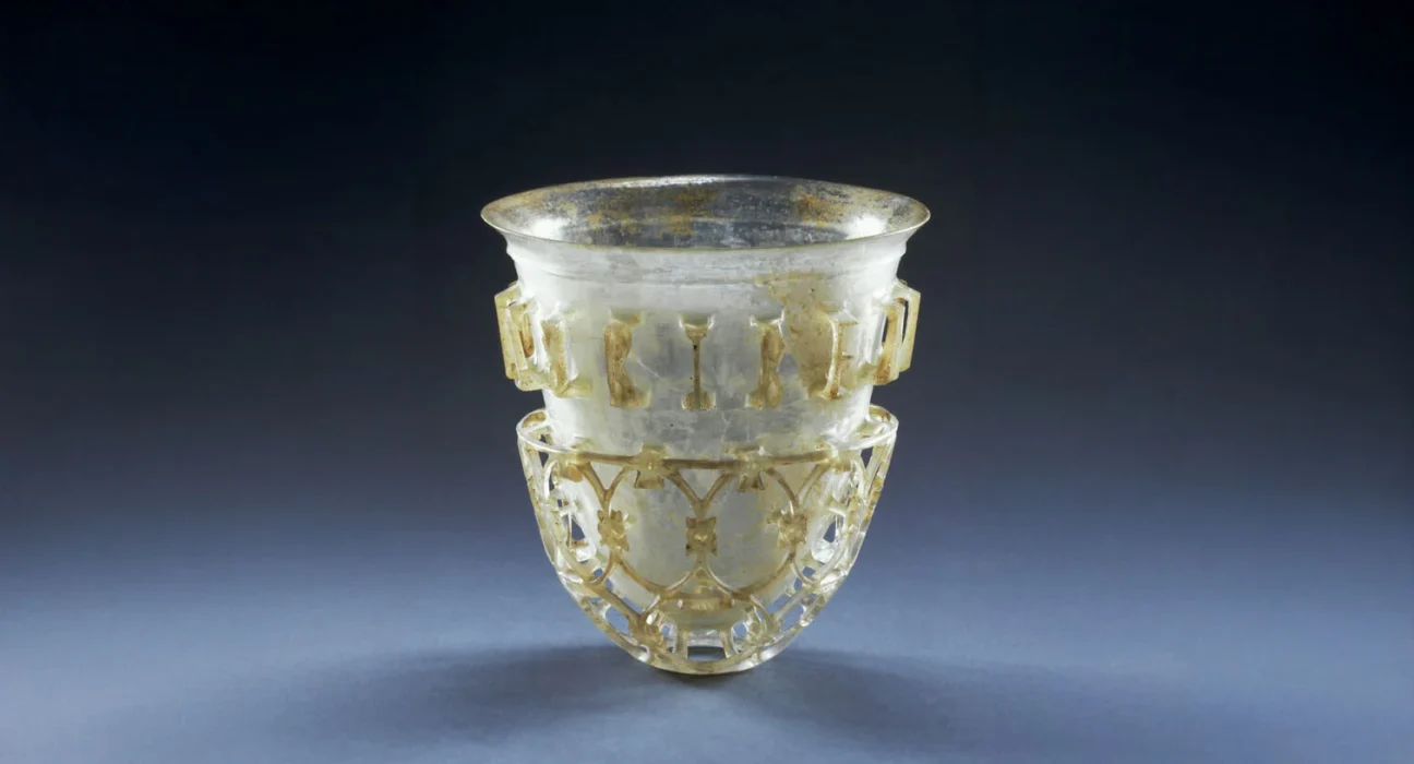 Au revers d’une coupe romaine en verre, un secret oublié depuis 1 500 ans enfin révélé