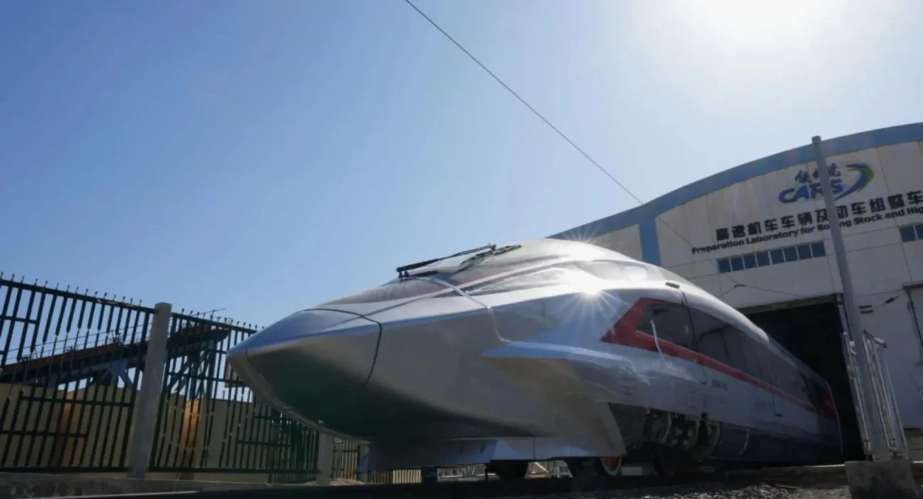 Chine : le train le plus rapide du monde file à 452 km/h lors d'essais avant mise en service