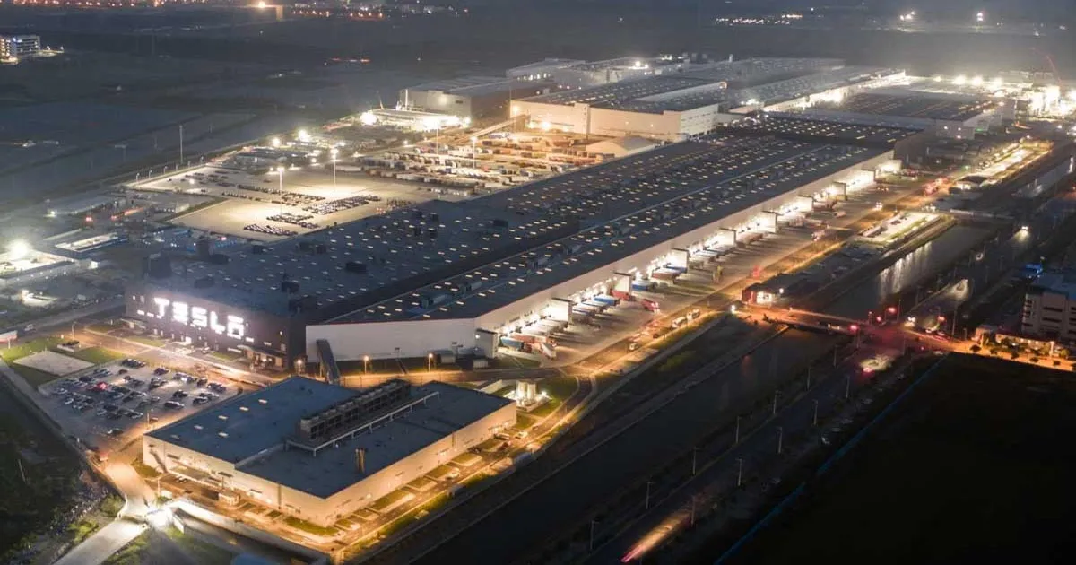 En Chine, Tesla héberge des milliers d’employés dans un ancien camp militaire