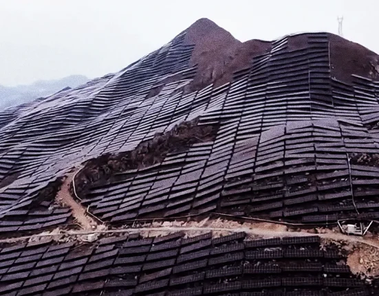 En Chine, une vidéo stupéfiante dévoile une chaîne de montagnes entièrement couverte de panneaux solaires