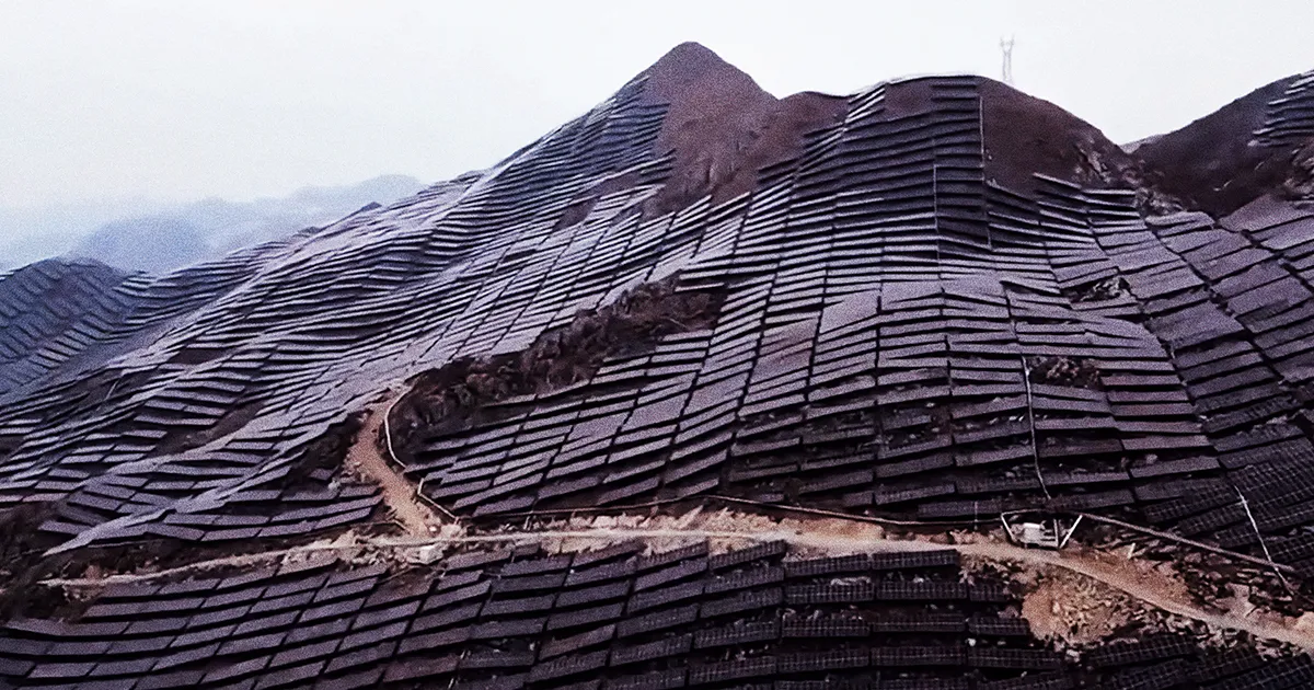 En Chine, une vidéo stupéfiante dévoile une chaîne de montagnes entièrement couverte de panneaux solaires