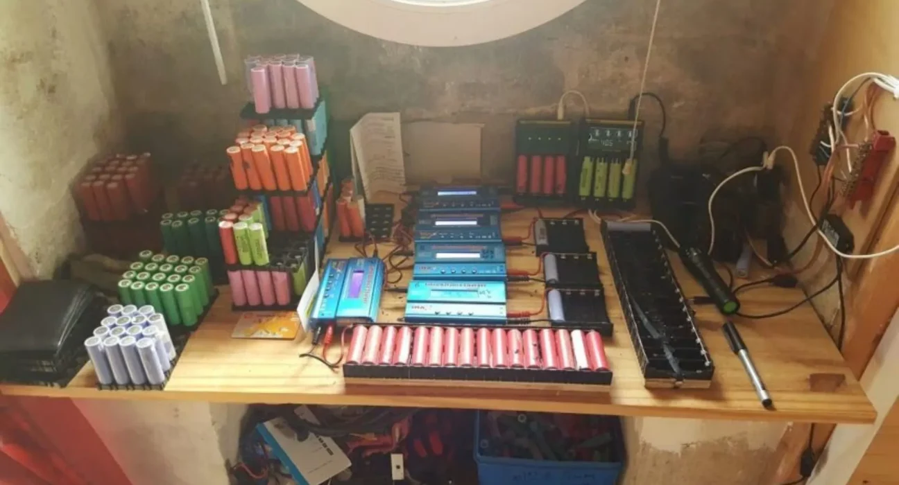 Huit ans d’électricité: une maison alimentée par 1 000 batteries d’ordinateurs portables