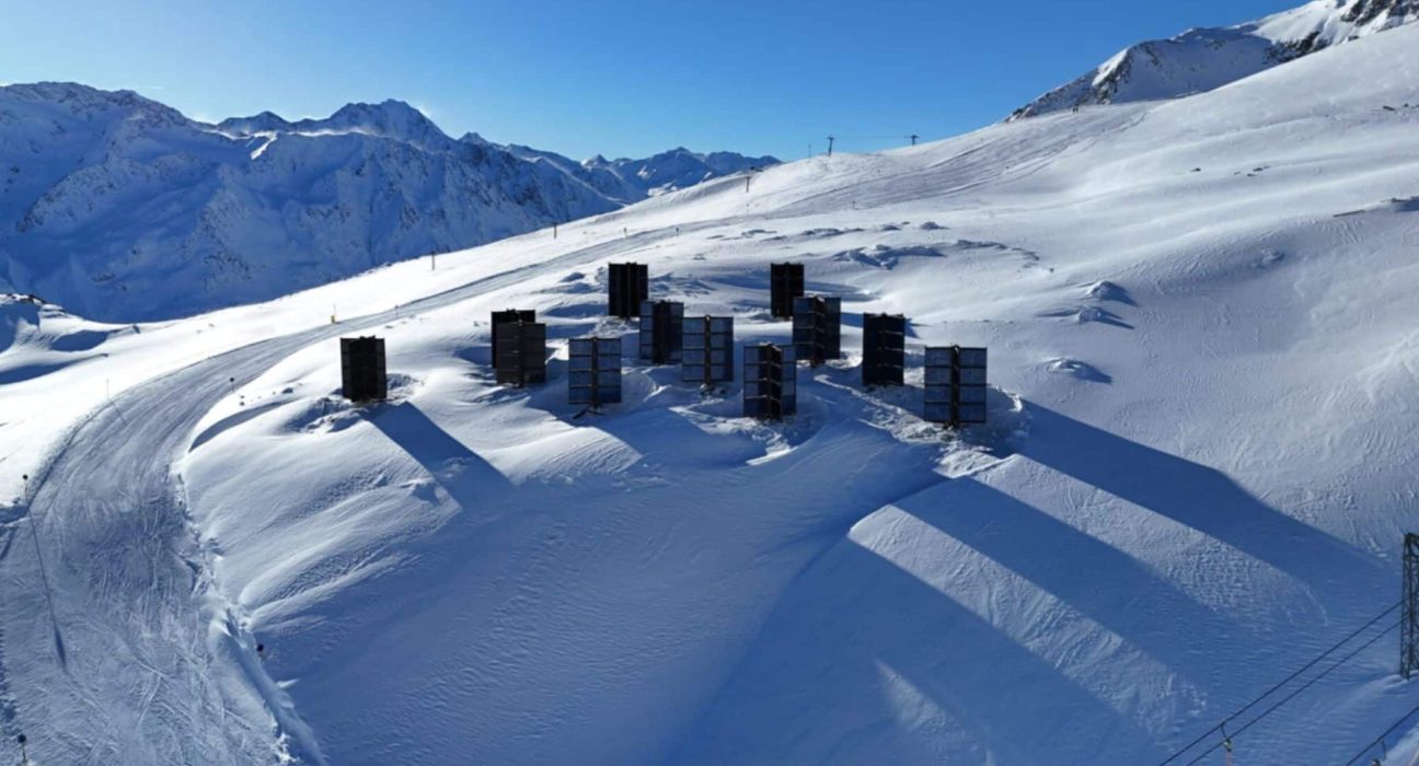 La Suisse installe des panneaux solaires dans les Alpes: la neige dope la production