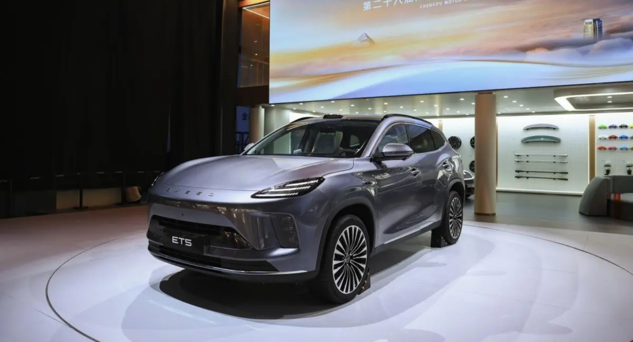 Le constructeur chinois Chery lance un hybride à 1 300 km d’autonomie avec batterie LFP