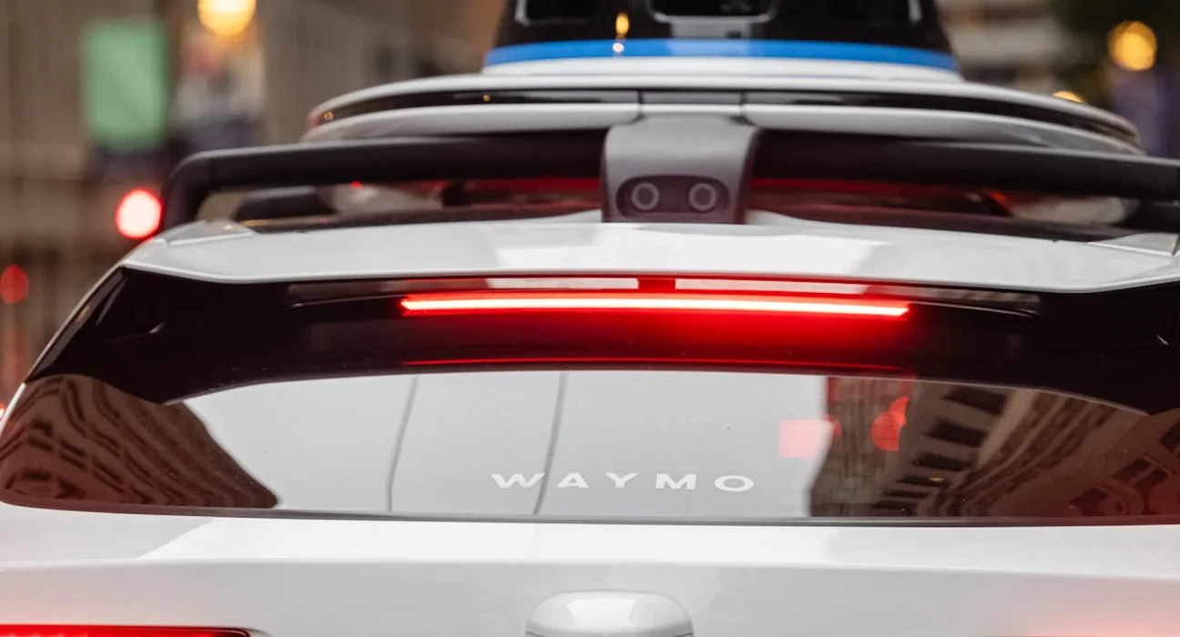 Le gouvernement envisage une taxe pour les conducteurs de véhicules électriques — et 3 autres actualités automobiles à ne pas manquer cette semaine