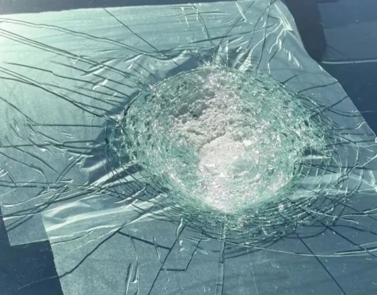 Mystérieux objet venu du ciel: une Tesla pourrait être la première voiture touchée par une météorite.