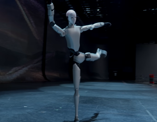 Nouveau robot humanoïde: pirouettes, poses et katas d’un réalisme troublant
