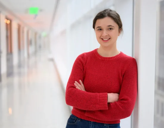 Percée « inspirée du cerveau » d’un étudiant américain: vers une solution à un défi majeur de l’IA
