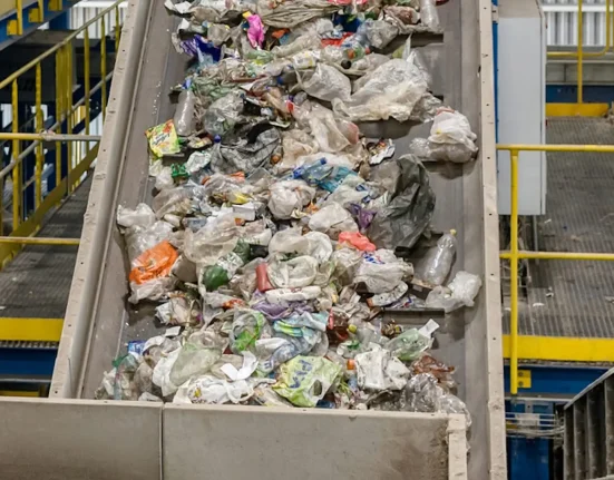 Pollution plastique: une percée révolutionnaire, enfin économiquement viable