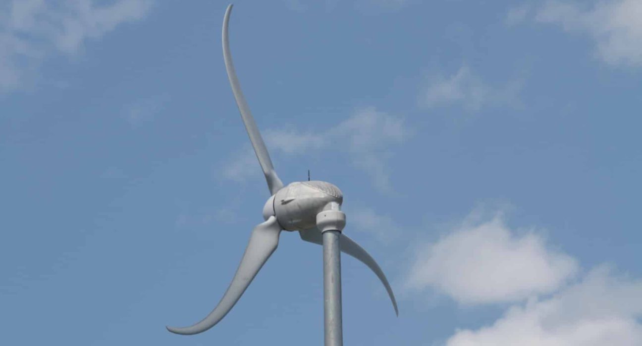 Skystream 2,4 kW: l’éolienne de toit discrète pour un automne au chaud et en silence