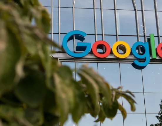 Suncatcher : Google veut déployer en orbite des centres de données d’IA alimentés par l’énergie solaire