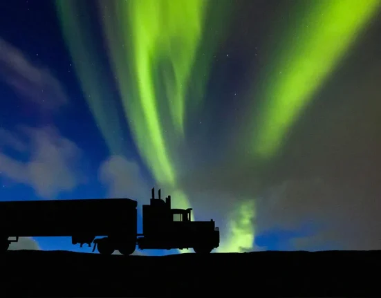 Tempête solaire d’une intensité exceptionnelle : des machines agricoles à l’arrêt aux États-Unis et au Canada