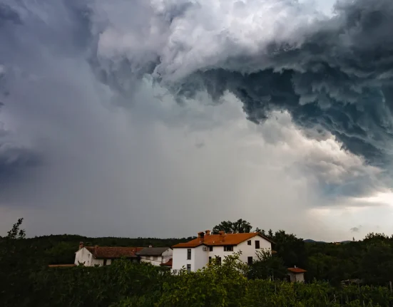 Tempêtes plus violentes : les propriétaires adoptent une solution énergétique révolutionnaire pour rester alimentés, même dans les pires conditions