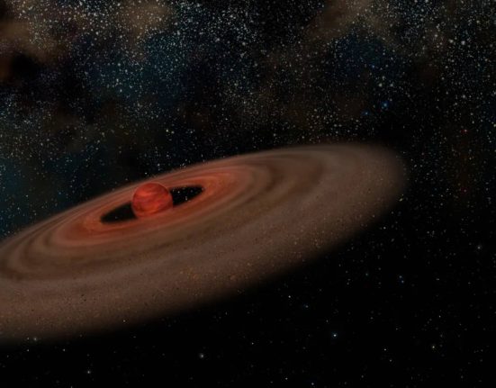 Trop massive, trop étrange : cette exoplanète réécrit les manuels d’astrophysique