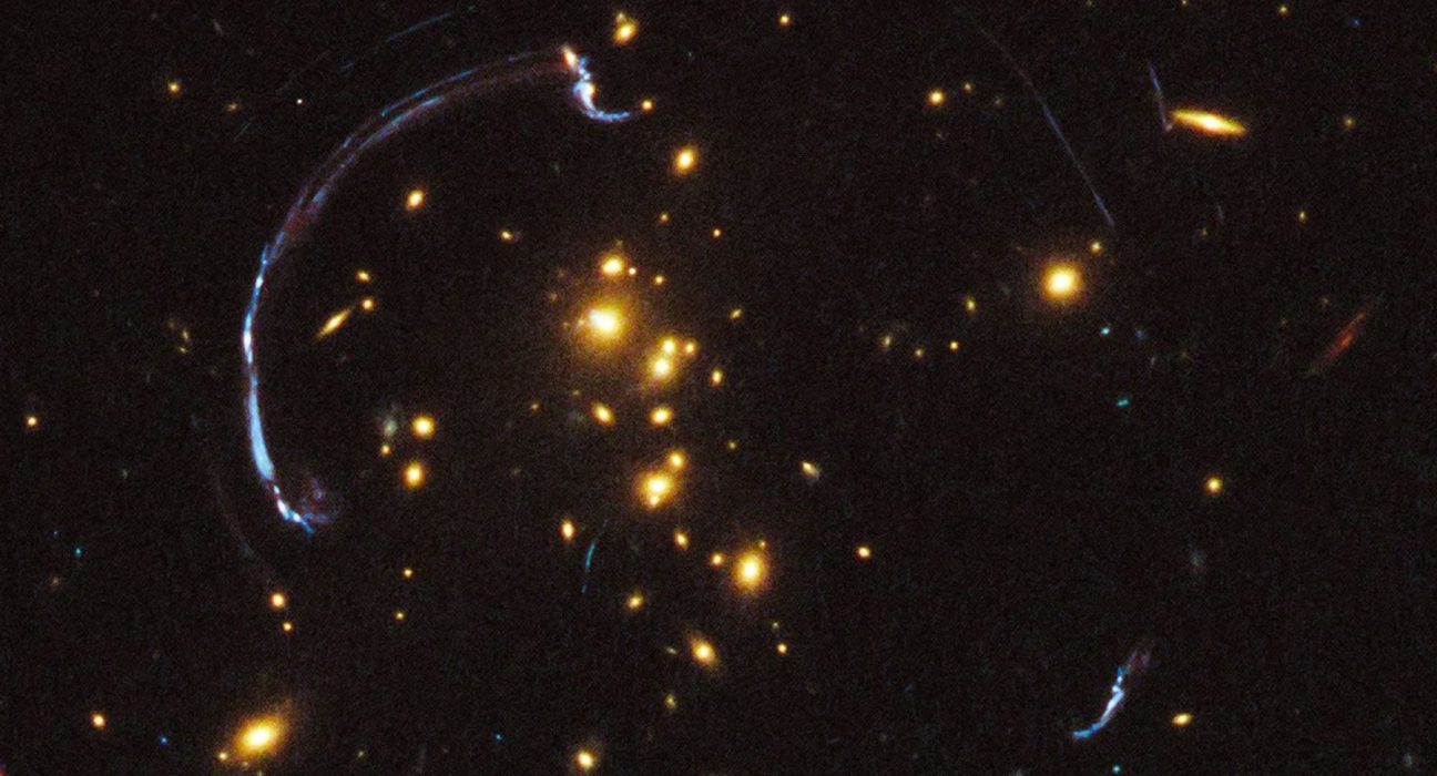 Un arc de 3,3 milliards d’années‑lumière qui ne devrait pas exister ébranle la cosmologie