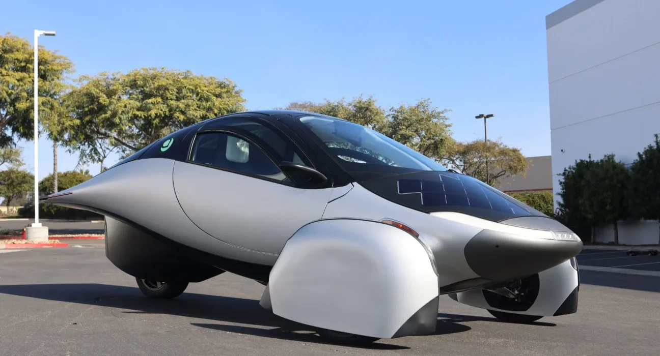 Un constructeur dévoile un 3-roues futuriste et époustouflant: « Dans une autre réalité, tout le monde en conduit un »
