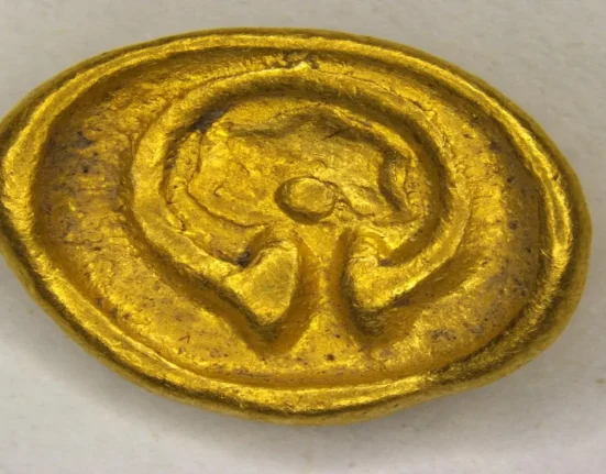 Un détectoriste met au jour une pièce celte vieille de 2 200 ans, liée à la légende de la « coupe arc‑en‑ciel »