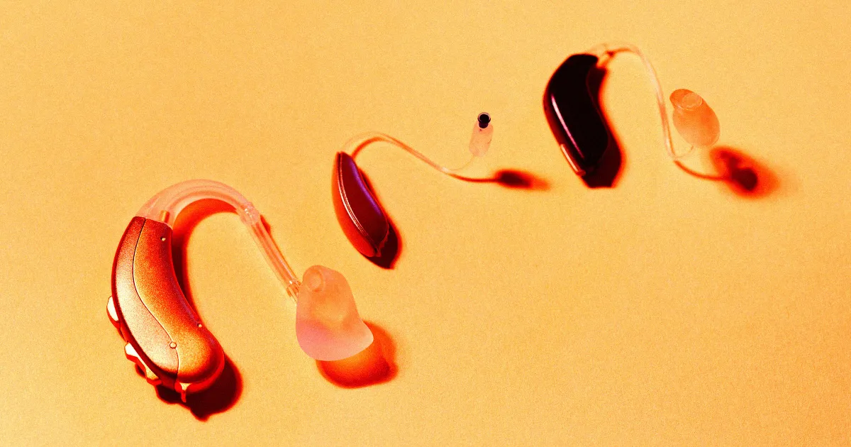 Un employé sourd poursuit Tesla, affirmant avoir été licencié après la panne de ses appareils auditifs