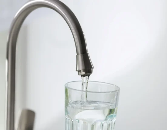 Un entrepreneur dévoile un système révolutionnaire qui transforme l’air en eau potable