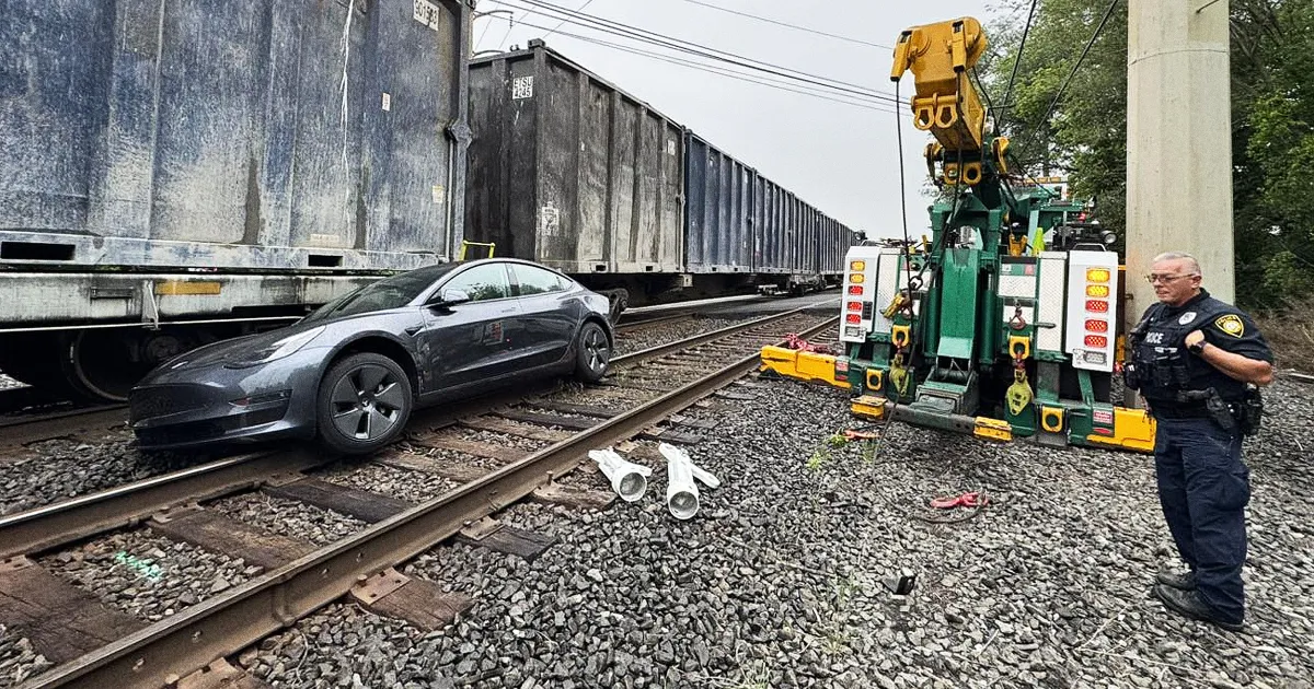 Une Tesla en conduite autonome heurtée par un train