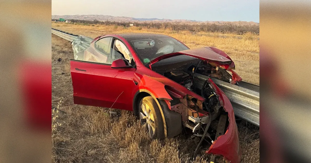 Une Tesla en mode assistance de maintien de voie se retrouve transpercée par une glissière de sécurité