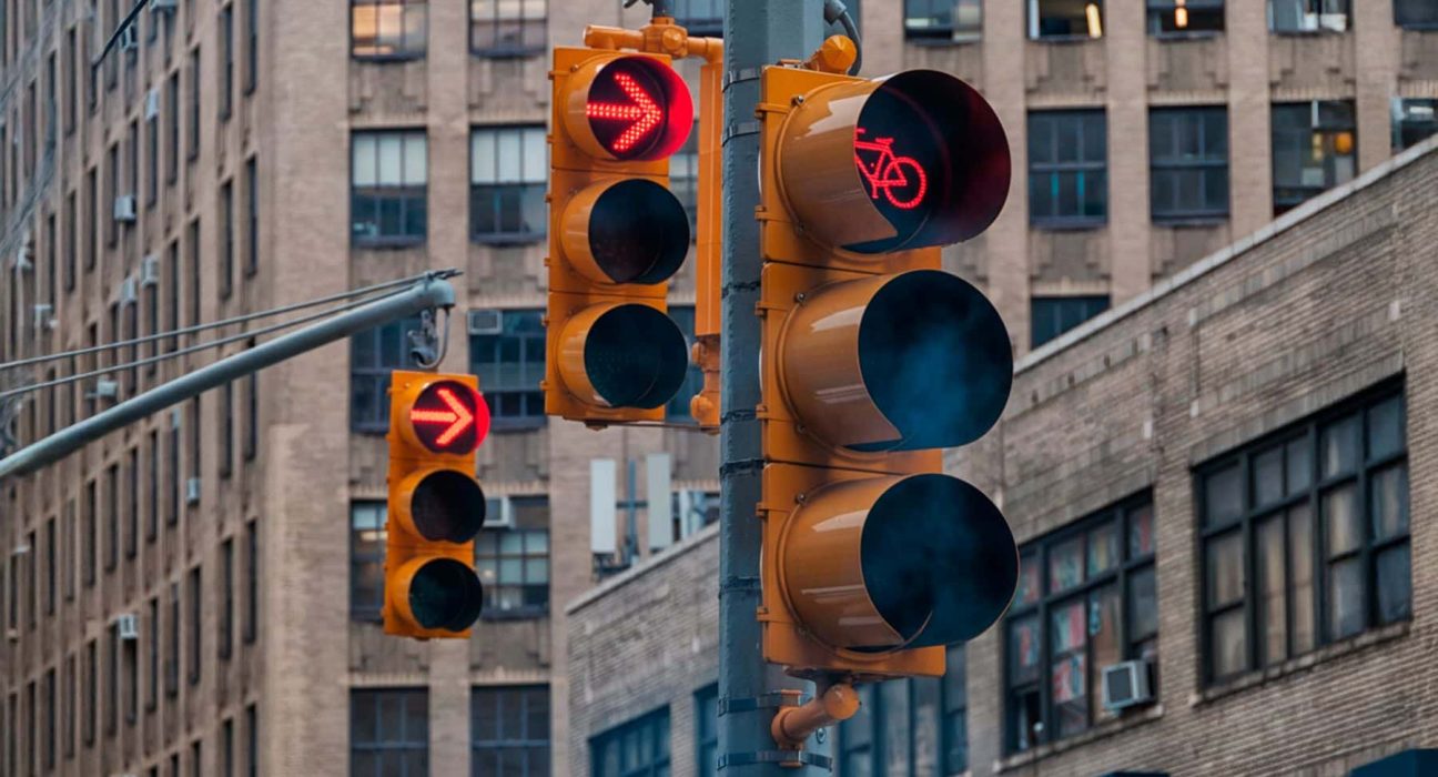 Vers l’autorisation du tourne-à-droite au feu rouge à New York: un arrondissement veut fluidifier le trafic et écourter les trajets