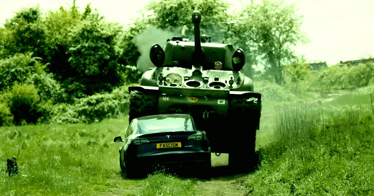 À 98 ans, un vétéran de la Seconde Guerre mondiale réduit une Tesla en miettes avec un char d’assaut