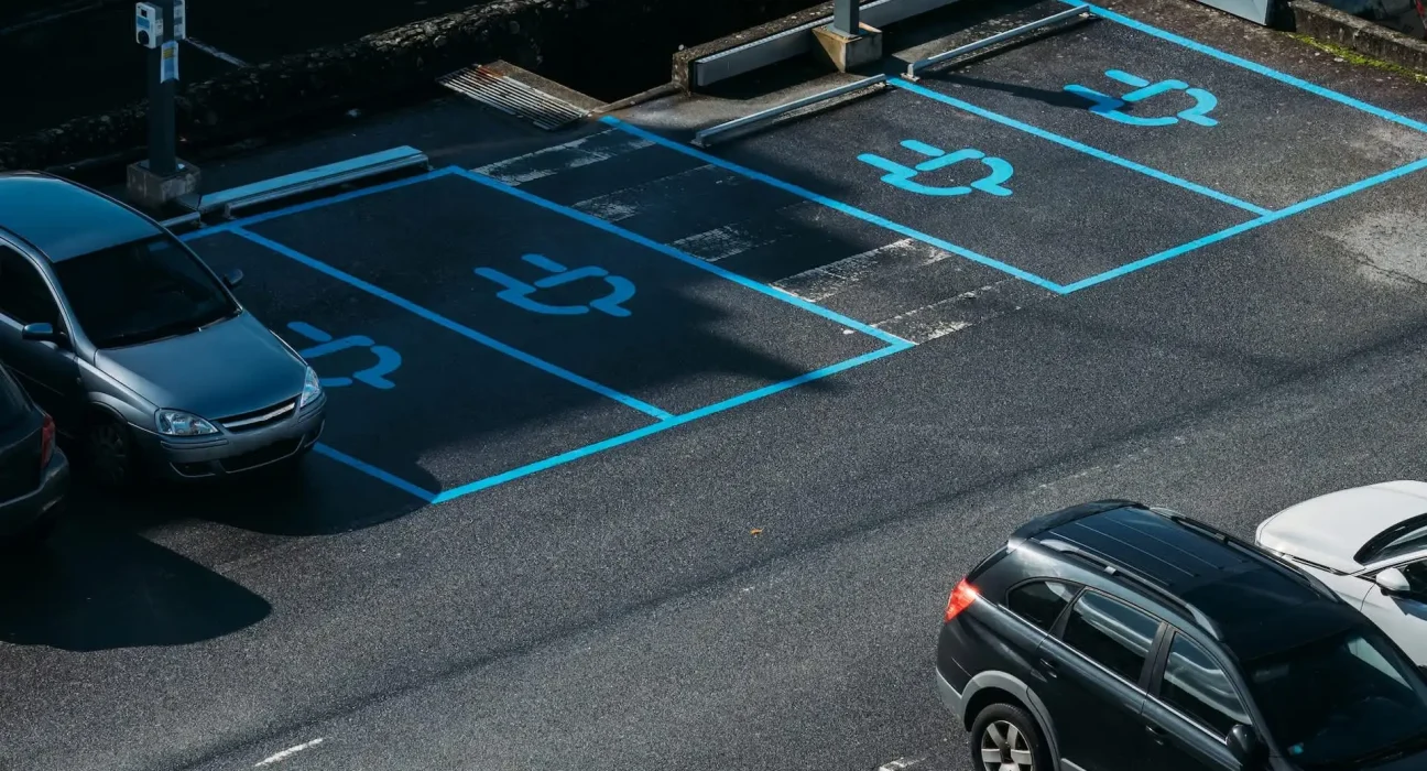 Analyse révélatrice : les véhicules électriques surpassent nettement les voitures à essence en matière de sécurité.