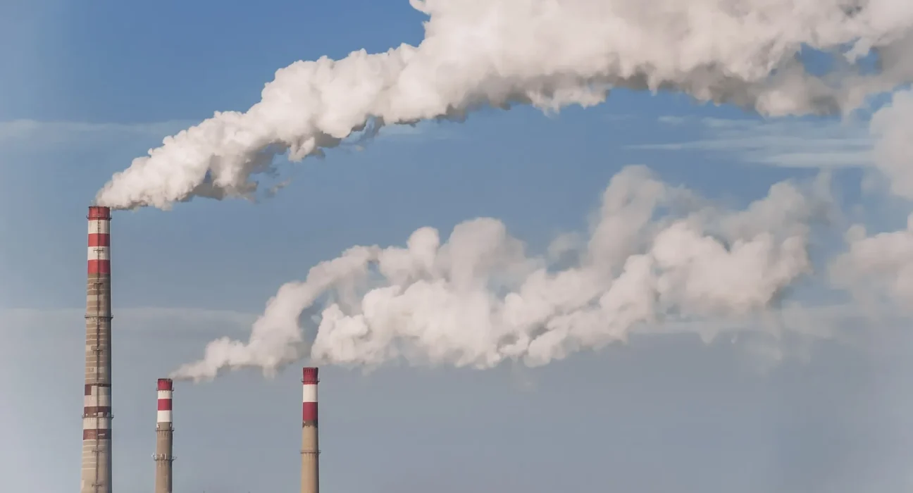 Appel des autorités à l'arrêt de la production face à un smog étouffant : 'Je dois porter un masque en permanence'