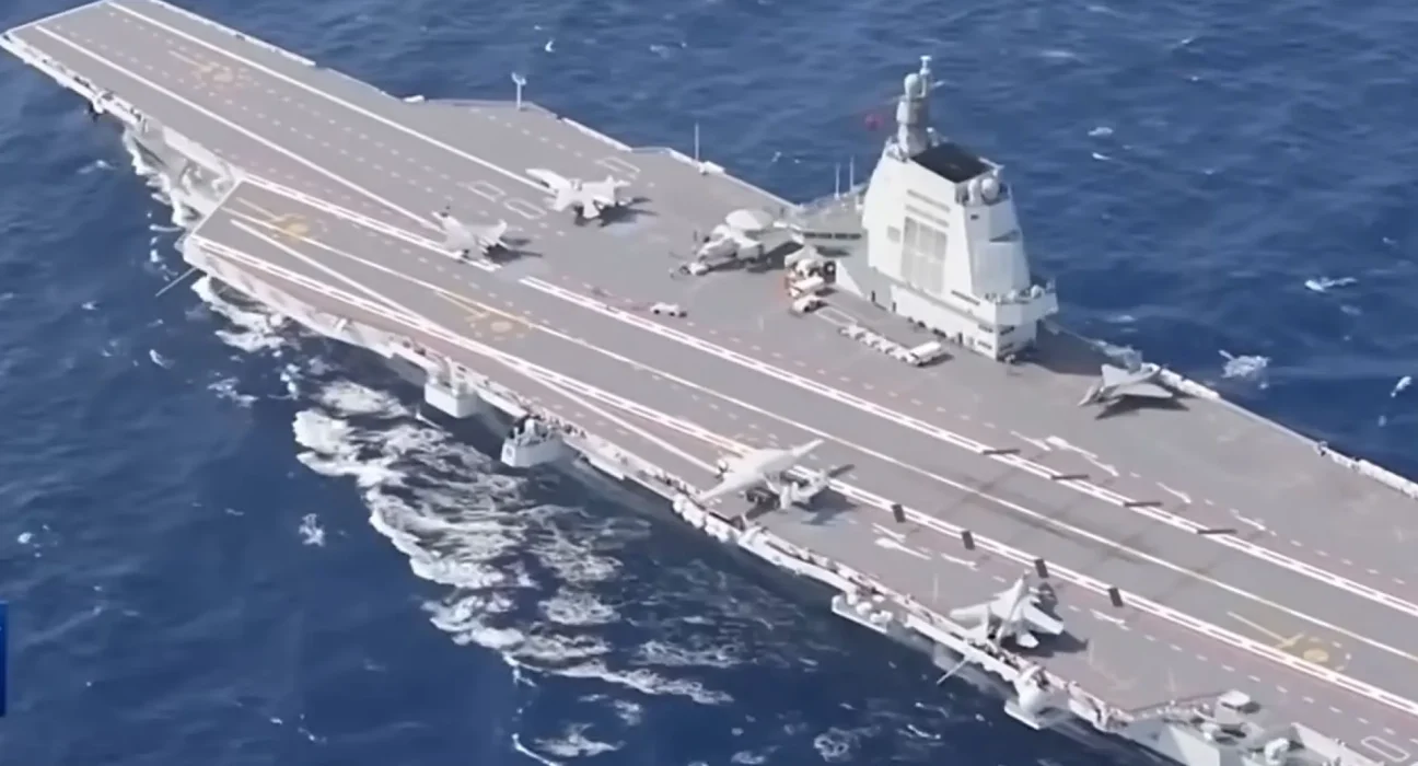 Arrivée des porte-avions Fujian de 80 000 tonnes et Liaoning de 60 000 tonnes dans des zones militaires chinoises