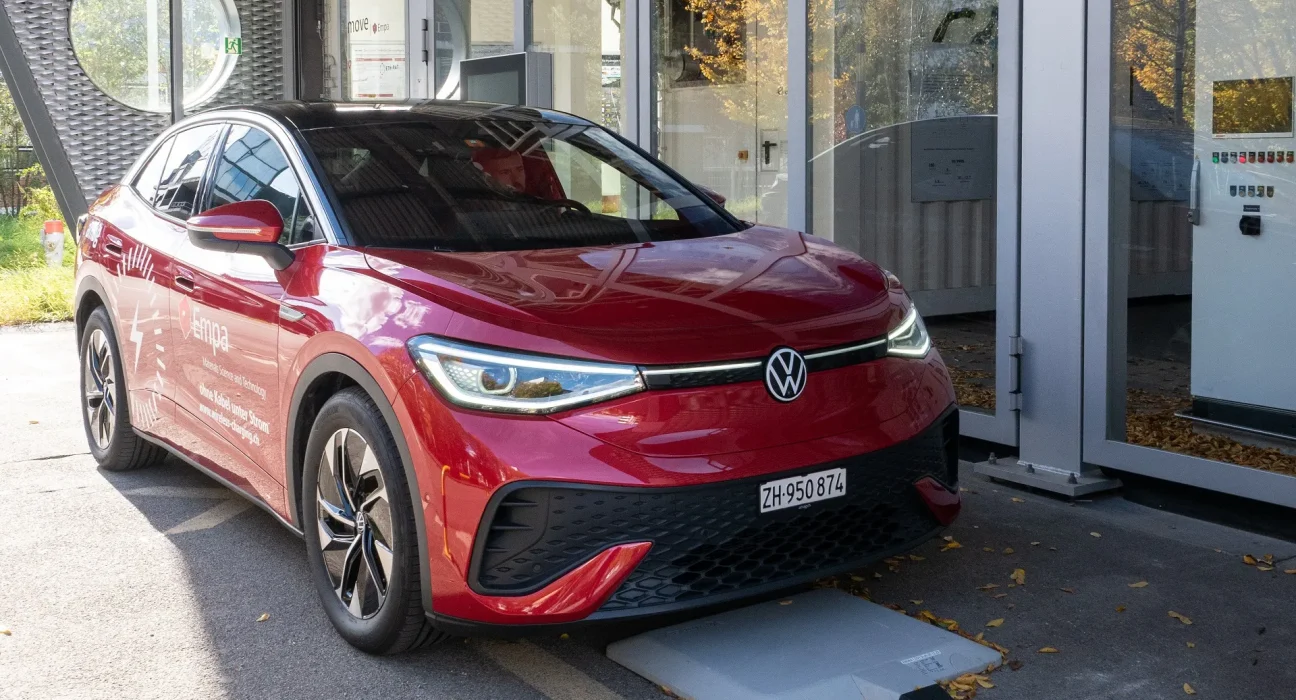 Chargeur sans fil pour véhicules électriques : efficacité de 90 % dans des essais en conditions réelles en Suisse.