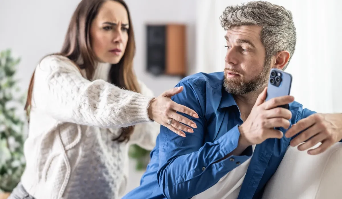 ChatGPT sabote-t-il la vie amoureuse des hommes avec des conseils si mauvais qu’on dirait qu’il veut les garder célibataires ?