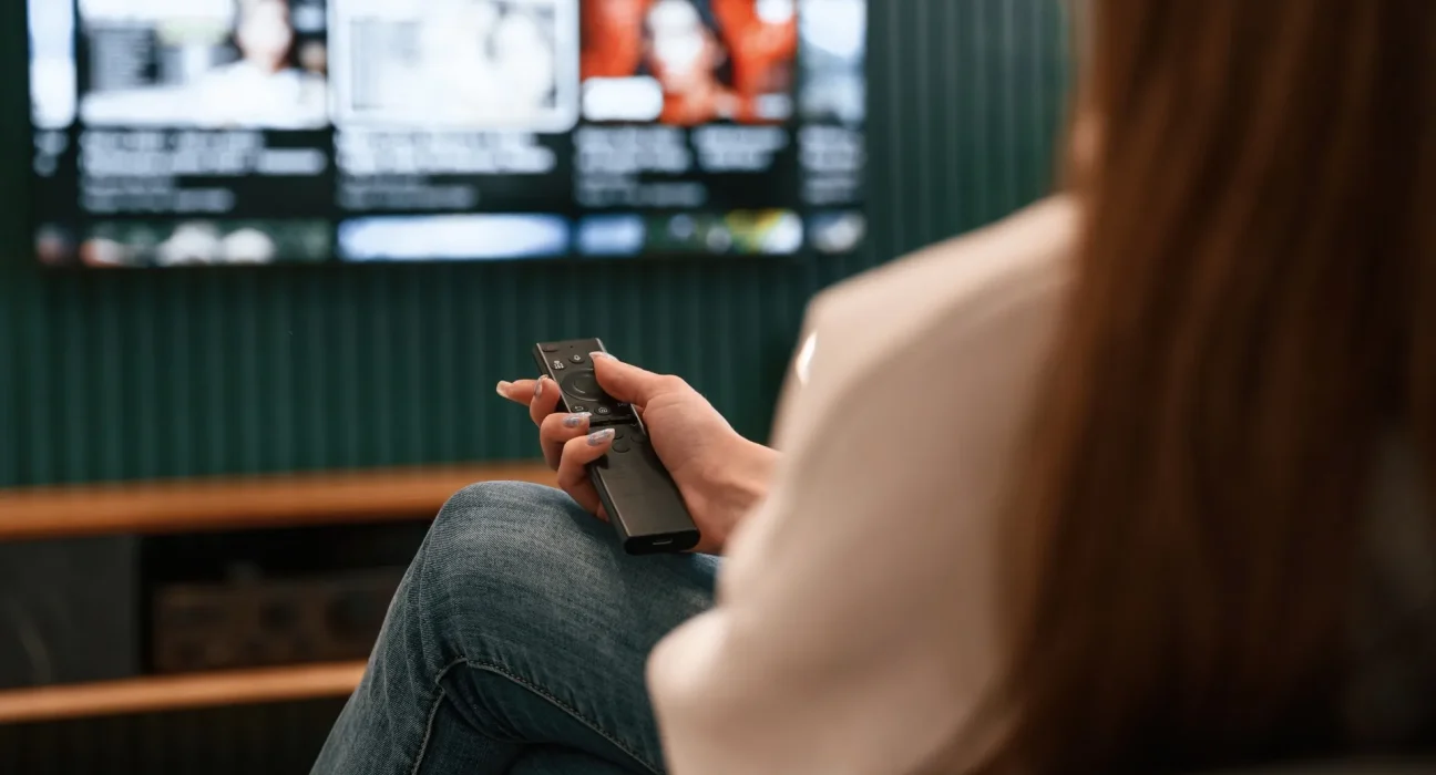 Clients de DirecTV furieux face à une nouvelle fonctionnalité déroutante : 'Je préfère revenir à l'âge de pierre'