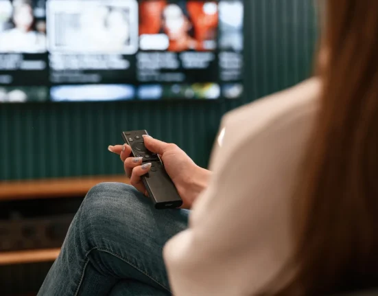 Clients de DirecTV furieux face à une nouvelle fonctionnalité déroutante : 'Je préfère revenir à l'âge de pierre'