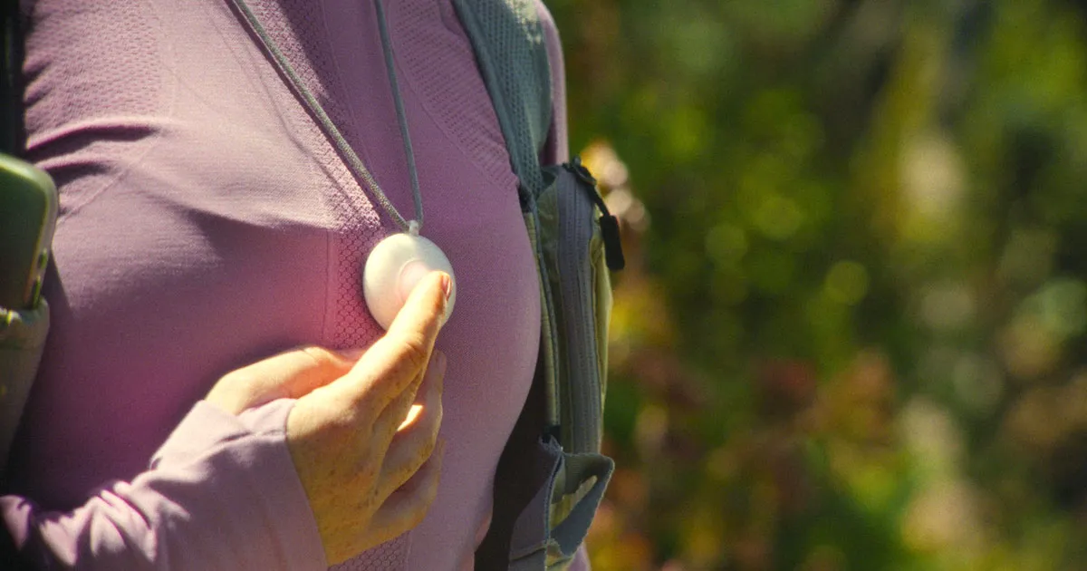 Collier Intelligent : Écoute Continue et Émet des Plaintes à Votre Sujet