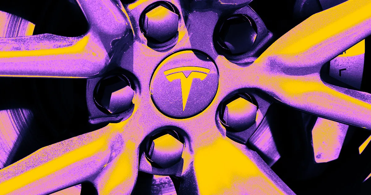 Conducteur de Tesla Accusé d'Homicide Volontaire après Avoir Tué un Motard en Naviguant sur Son Téléphone en Autopilot.