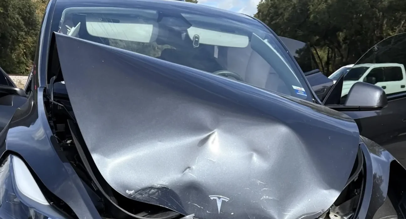 Conducteur de Tesla raconte son accident frontal traumatisant : « Tous mes airbags se sont déclenchés »