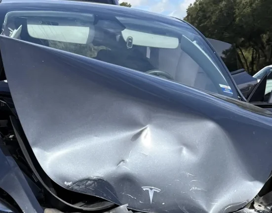 Conducteur de Tesla raconte son accident frontal traumatisant : « Tous mes airbags se sont déclenchés »