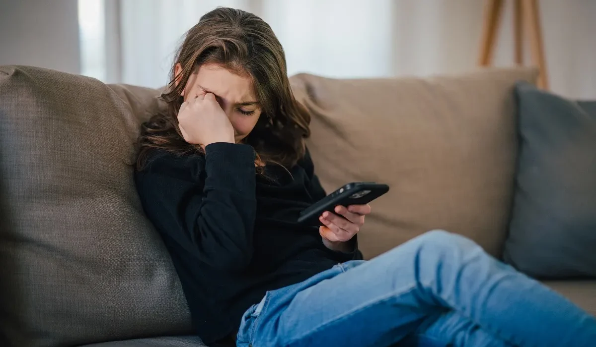 Des Enfants Isolés Trouvent Réconfort dans l'Intelligence Artificielle.