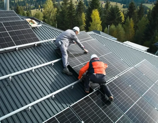Des Experts Révèlent un Effet Bénéfique des Panneaux Solaires Traditionnels : 'Les Familles Prennent le Pouvoir'