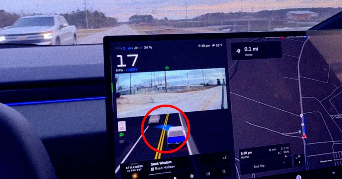 Des Images Effrayantes Illustrent un Cybertruck en Mode Autonome Déviant vers la Circulation Réciproque.