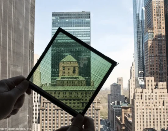 Des Villes Futuristes Alimentées par des Fenêtres Captant la Lumière du Soleil