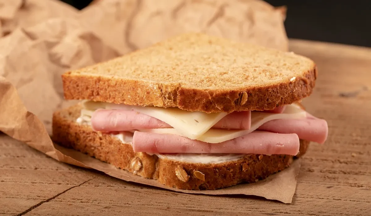 Des chercheurs mettent en lumière les dangers de la consommation quotidienne de deux tranches de jambon.