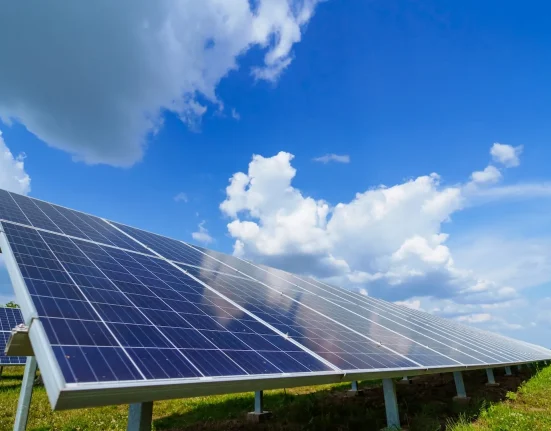 Des chercheurs réalisent une avancée majeure qui pourrait transformer les panneaux solaires : 'Un grand pas en avant'.