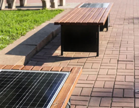 Des chercheurs révolutionnent les trottoirs : des panneaux solaires pour rapprocher les besoins quotidiens des habitants.