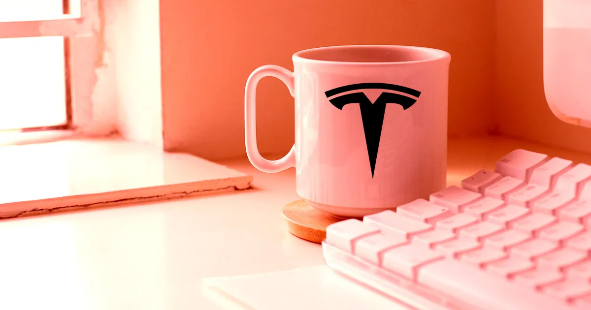 Des employés de Tesla semblent dérober un nombre étonnant de mugs.