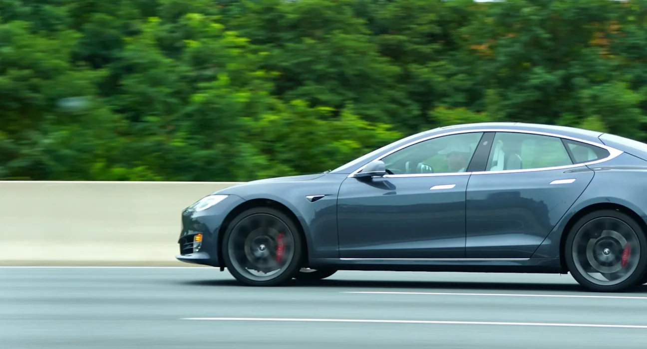 Des experts démentent des vidéos de Teslas générées par IA inondant les réseaux sociaux : 'Vraiment ?'